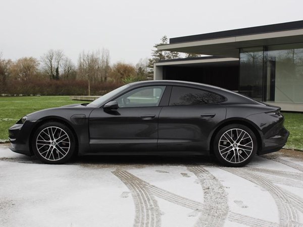 PORSCHE TAYCAN 